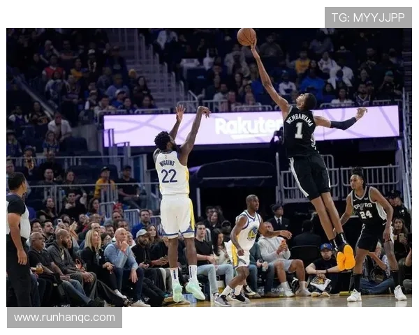 维金斯突破禁区高打板文班亚马展现超凡身高送出精彩钉板大帽